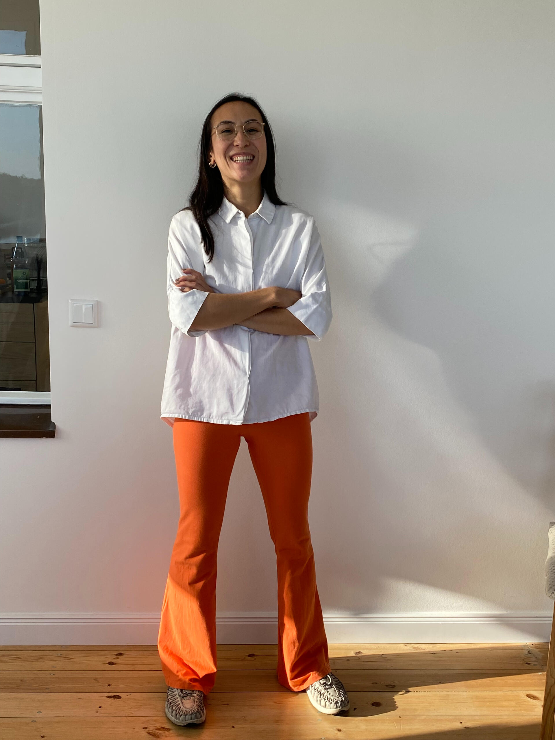 Breathwork Lehrerin Kim Gerlach in einer orangen MIUMI Schlaghose Breathwork Lehrerin Kim Gerlach in einer orangen MIUMI Schlaghose